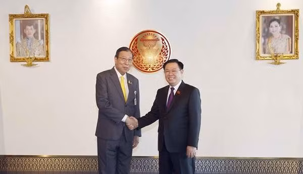 Chủ tịch Quốc hội Vương Đình Huệ và Chủ tịch Thượng viện Thái Lan Pornpetch Wichitcholchai. (Ảnh: TTXVN)
