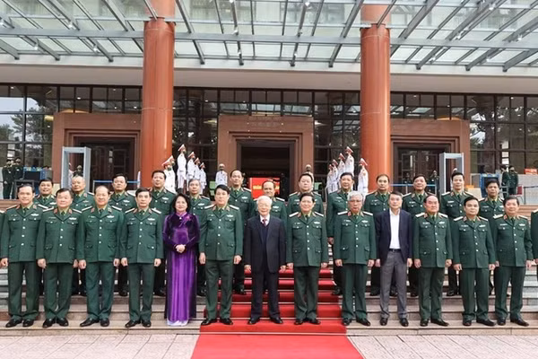 Tổng Bí thư, Chủ tịch nước Nguyễn Phú Trọng, Bí thư Quân ủy Trung ương; Đại tướng Ngô Xuân Lịch, Ủy viên Bộ Chính trị, Phó Bí thư Quân ủy Trung ương, Bộ trưởng Quốc phòng với các đại biểu dự Hội nghị Quân chính toàn quân năm 2020, ngày 7/12/2020, tại Hà Nội (Ảnh: TTXVN)