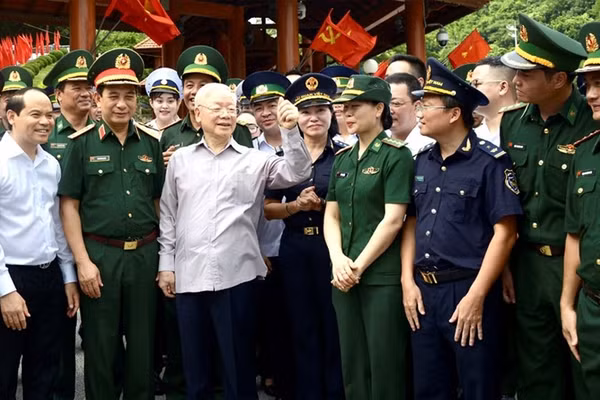Tổng Bí thư Nguyễn Phú Trọng cùng đoàn công tác thăm hỏi, động viên cán bộ, chiến sĩ làm nhiệm vụ tại Cửa khẩu quốc tế Hữu Nghị (Lạng Sơn), tháng 8-2023. Ảnh: TẤN TUÂN/ qdnd.vn