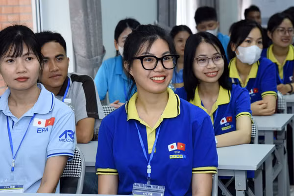 Các ứng viên điều dưỡng, hộ lý khóa 11 của chương trình EPA tại lễ xuất cảnh đi làm việc tại Nhật Bản. (Ảnh: TRẦN HẢI)
