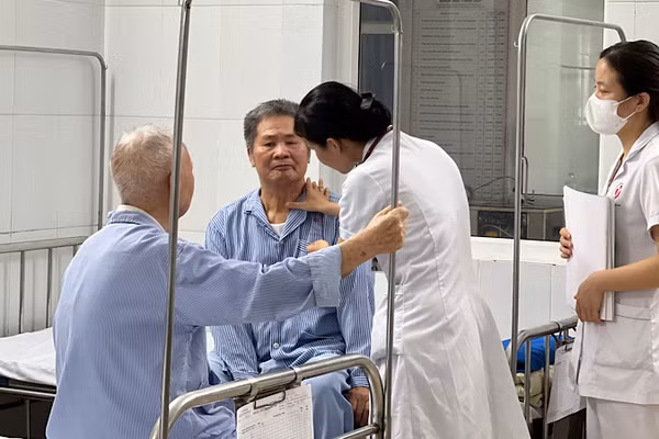 Khám, chữa bệnh cho người tham gia bảo hiểm y tế tại Bệnh viện đa khoa Đông Anh (Hà Nội). (Ảnh: NHẬT ANH) 