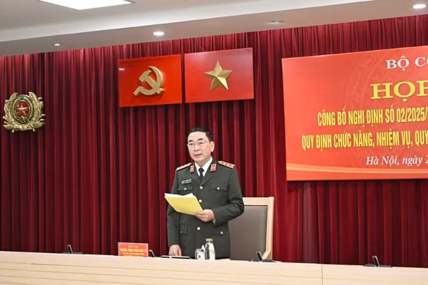 Thượng tướng Trần Quốc Tỏ chủ trì họp báo.