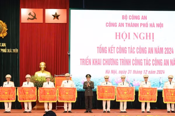 Bộ trưởng Công an Lương Tam Quang trao Cờ Thi đua của Bộ Công an tặng các đơn vị dẫn đầu phong trào thi đua "Vì an ninh tổ quốc" cấp cơ sở năm 2024 của Công an thành phố Hà Nội.