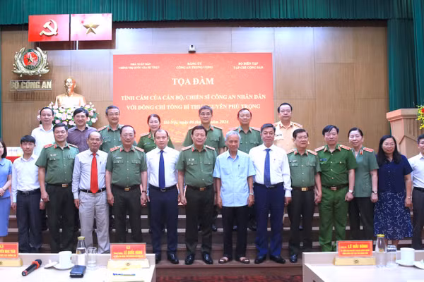 Thứ trưởng Lê Quốc Hùng với các đại biểu dự Toạ đàm.