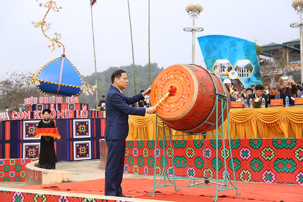 Lãnh đạo huyện Chiêm Hóa, tỉnh Tuyên Quang đánh trống khai hội.