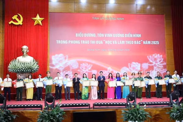 Ban tổ chức trao Bằng khen của Ủy ban nhân dân tỉnh cho 21 tập thể điển hình tiêu biểu trong phong trào thi đua “Học và làm theo Bác” năm 2025. 