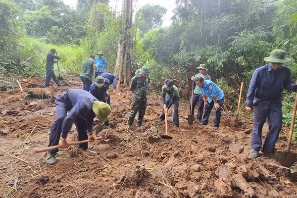 Cán bộ, chiến sĩ Đội K52 (Bộ Chỉ huy quân sự tỉnh Gia Lai) tổ chức tìm kiếm, quy tập hài cốt liệt sĩ tại khu vực làng Bi, xã Ia Dom. (Ảnh: HUY BẮC)