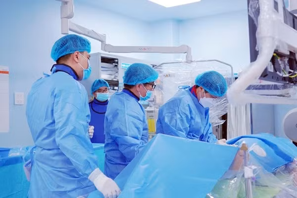 Các bác sĩ thực hiện can thiệp cho bệnh nhân mắc bệnh lý mạch thận phức tạp tại Bệnh viện Đại học Y Dược-Hoàng Anh Gia Lai. (Ảnh: Đơn vị cung cấp)