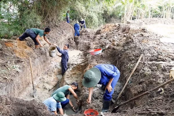 Lực lượng Đội K52 phối hợp địa phương tổ chức tìm kiếm hài cốt liệt sĩ trên địa bàn. (Ảnh: THÀNH PHÚC)