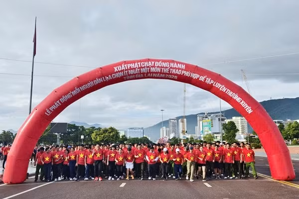 Các đại biểu cùng đông đảo quần chúng nhân dân xuất phát chạy bộ sau lễ phát động tại Quảng trường Nguyễn Tất Thành, phường Quy Nhơn. (Ảnh: LƯƠNG TÙNG)