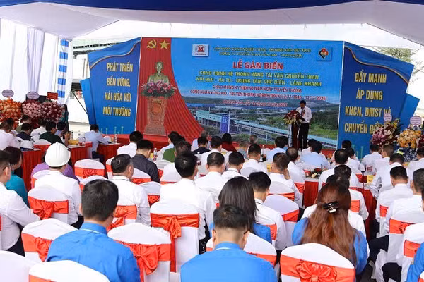 Quang cảnh buổi lễ. (Ảnh : QUANG THỌ)