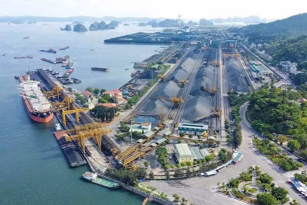 Toàn cảnh hệ thống dây chuyền bốc rót than của Công ty Tuyển than Cửa Ông-TKV. (Ảnh QUANG THỌ)
