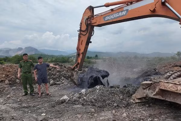 Đối tượng Trần Văn Trung chỉ chỗ chôn lấp hàng trăm tấn rác thải công nghiệp nguy hại. (Ảnh: QUỐC XÃ)