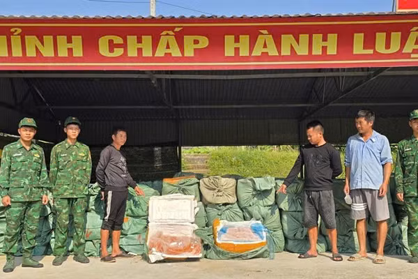 Các đối tượng cùng tang vật bị Bộ đội Biên phòng Quảng Ninh phát hiện, bắt giữ. (Ảnh: QUANG THỌ)