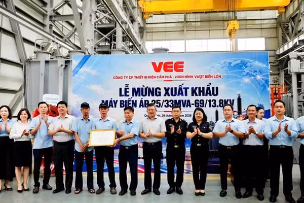 Các đại biểu chúc mừng Công ty trong lễ mừng xuất khẩu lô máy biến áp đầu tiên sang thị trường Philippines. (Ảnh: QMG)