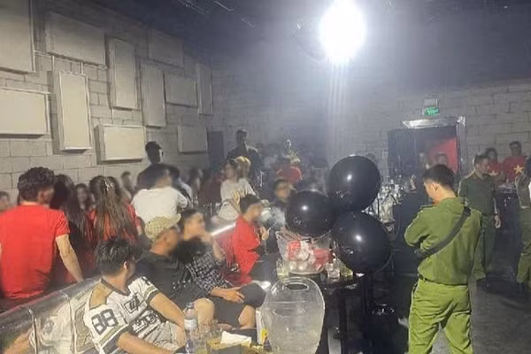 Lực lượng chức năng kiểm tra tại cơ sở Coca Club. (Ảnh: QUỐC XÃ)