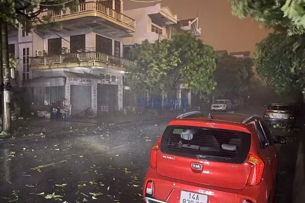 Mưa lớn kèm gió giật mạnh khiến một số khu vực trên địa bàn phường Móng Cái 1 bị mất điện. (Ảnh: Báo và Phát thanh truyền hình Quảng Ninh)