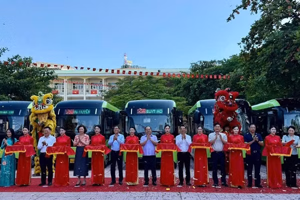 Các đại biểu cắt băng khai trương tuyến xe buýt đưa đón học sinh đến trường năm học 2026-2027. (Ảnh: QUANG THỌ)