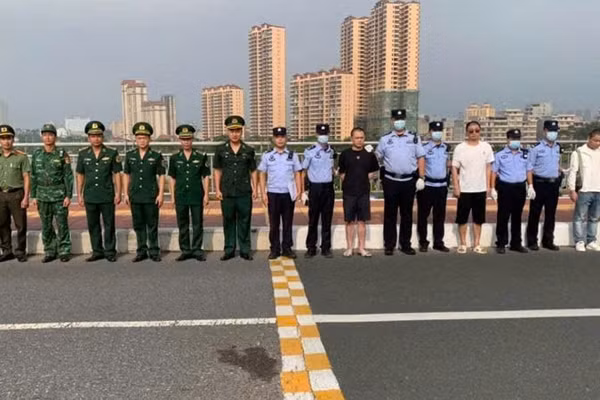 Đồn Biên phòng cửa khẩu Quốc tế Móng Cái phối hợp lực lượng công an trao trả các công dân Trung Quốc. (Ảnh: Quang Thọ)