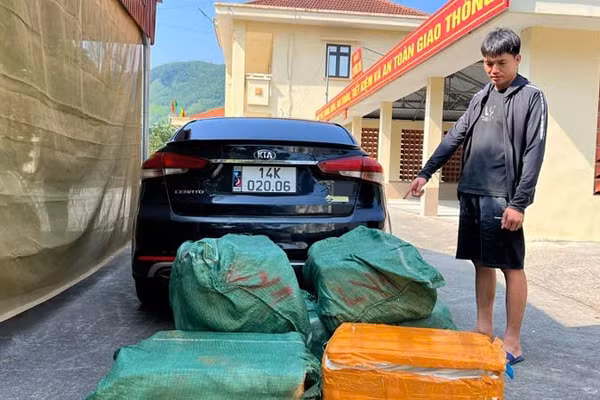 Đối tượng Phạm Văn Đạt cùng số nầm lợn đông lạnh không rõ nguồn gốc. (Ảnh: Quang Thọ)