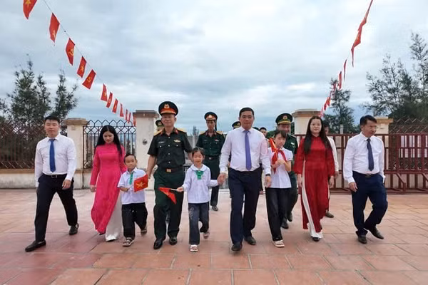 Niềm vui của 3 em học sinh trên đảo Trần trong Ngày khai giảng năm học 2026-2027. (Ảnh: THU BÁU)