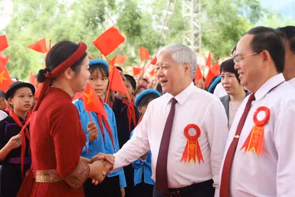 Phó Chủ tịch Thường trực Quốc hội Đỗ Văn Chiến dự Lễ khai giảng năm học mới tại Trường phổ thông nội trú tiểu học và trung học cơ sở Bình Liêu. (Ảnh: QUANG THỌ)