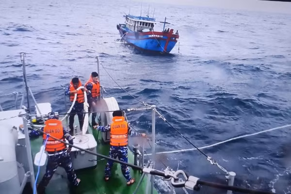 Lực lượng chức năng kêu gọi tàu, thuyền vào nơi tránh bão.
