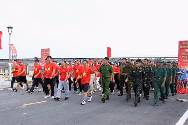 Đặc khu Cô Tô hưởng ứng Chương trình đi bộ “Cùng Việt Nam tiến bước” năm 2026. (Ảnh: Quang Thọ)