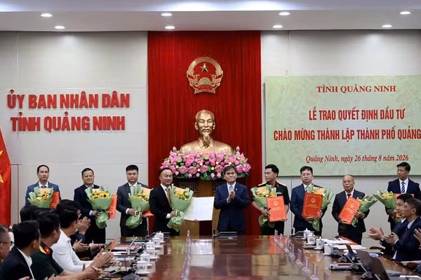 Chủ tịch Ủy ban nhân dân tỉnh Quảng Ninh Bùi Văn Khắng trao quyết định đầu tư cho các doanh nghiệp. (Ảnh: QUANG THỌ)
