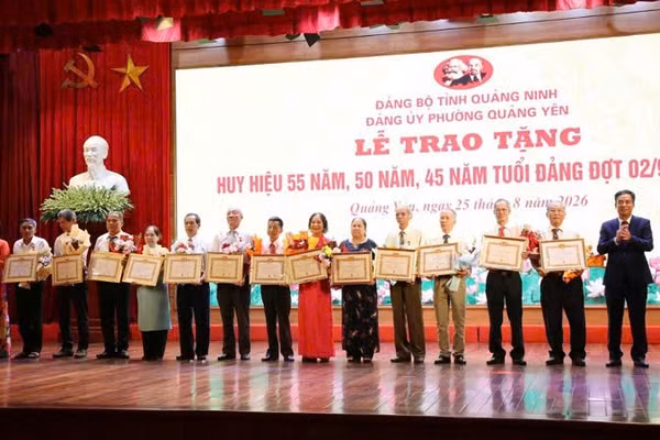 Lãnh đạo phường Quảng Yên trao Huy hiệu Đảng cho các đảng viên. (Ảnh: QUANG THỌ)