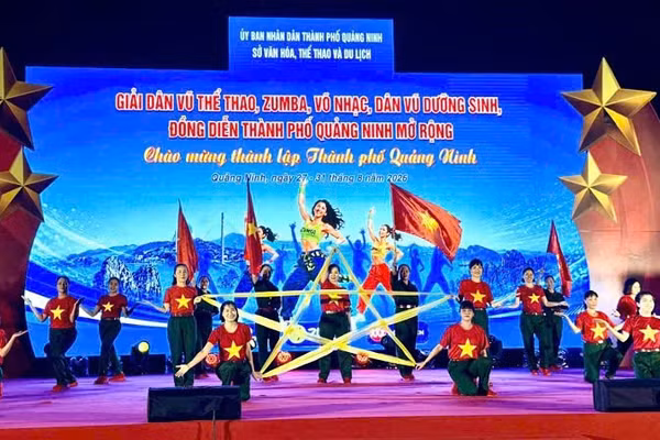 Chương trình nghệ thuật tại khai mạc Giải Dân vũ thể thao, Zumba, Võ nhạc, Dân vũ dưỡng sinh, đồng diễn thành phố Quảng Ninh mở rộng năm 2026. (Ảnh: Quang Thọ)