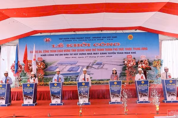 Các đại biểu ấn nút khởi công dự án. (Ảnh: Quang Thọ)