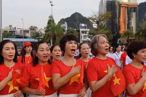 Các đại biểu chuẩn bị xuất phát. (Ảnh: Quang Thọ)
