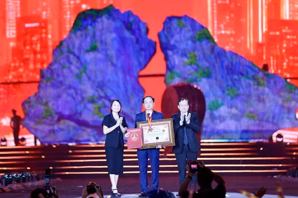 Tổ chức Kỷ lục Việt Nam đã trao xác nhận xác lập Kỷ lục Việt Nam cho Concert “Quảng Ninh – Thành phố rạng rỡ tương lai”. (Ảnh: Quang Thọ)