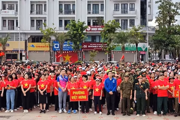 Đông đảo nhân dân tham gia Chương trình "Cùng Việt Nam tiến bước" năm 2025. (Ảnh: Quang Thọ)