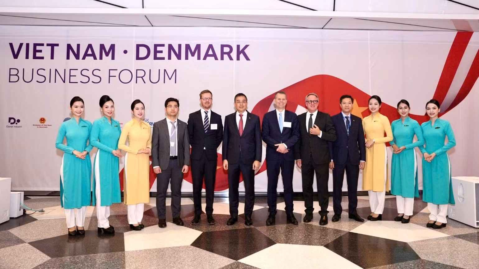 chu-tich-hdqt-dang-ngoc-hoa-cung-cac-doi-tac-copenhagen-airports-a-s-hang-hang-khong-sas-va-danish-industry-tai-dien-dan-doanh-nghiep-viet-nam-dan-mach-6170.jpg