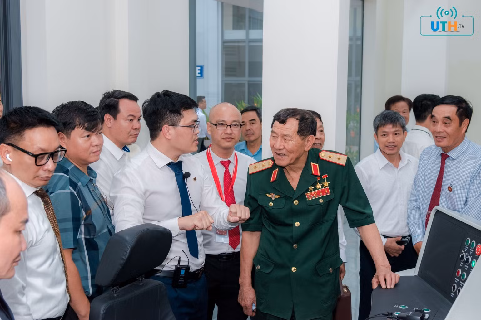 cac-dai-bieu-tham-quan-phong-mo-phong-dieu-khien-va-khai-thac-duong-sat-toc-do-cao-tai-uth.jpg