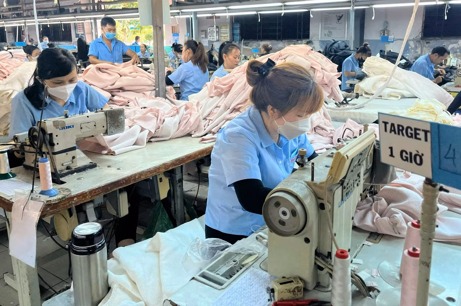 Công nhân trong giờ làm việc tại Khu chế xuất, Khu công nghiệp của Thành phố. (Ảnh: CTV) san-xuat.jpg