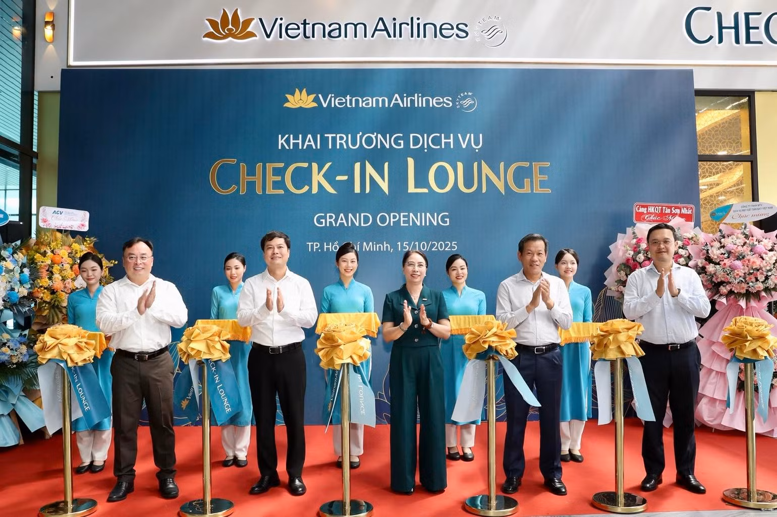 cac-dai-bieu-cat-bang-khanh-thanh-khai-truong-check-in-lounge.jpg