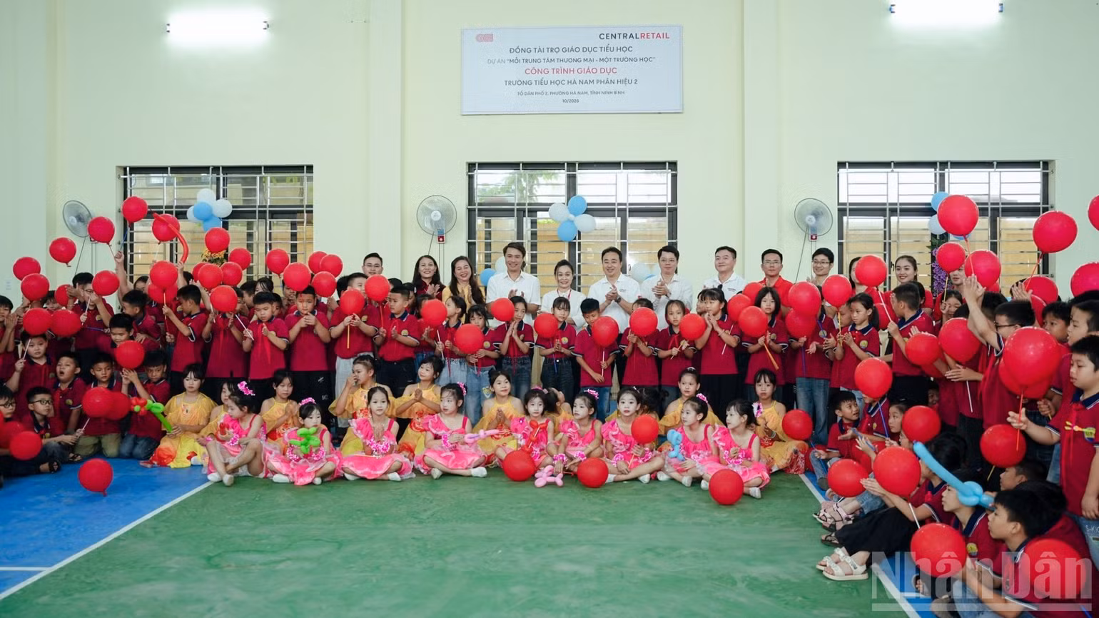 ndo_br_3-niem-vui-cua-cac-thay-co-nha-truong-trong-ngay-nhan-ban-giao-cong-trinh-nha-da-nang-1771.jpg
