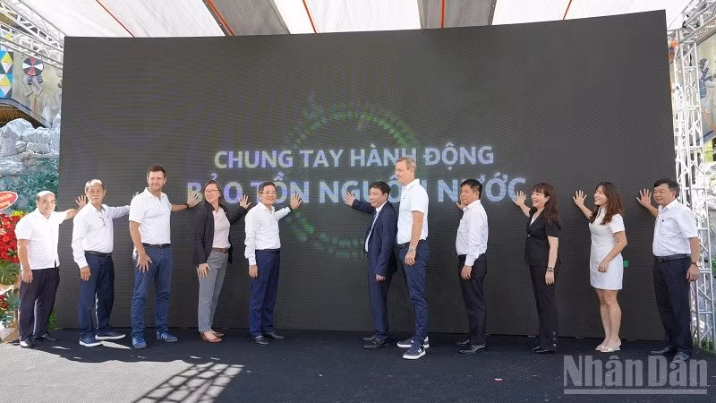 ndo_br_cac-khach-moi-cung-thuc-hien-nghi-thuc-kich-hoat-du-an-tai-su-kien-5852.jpg