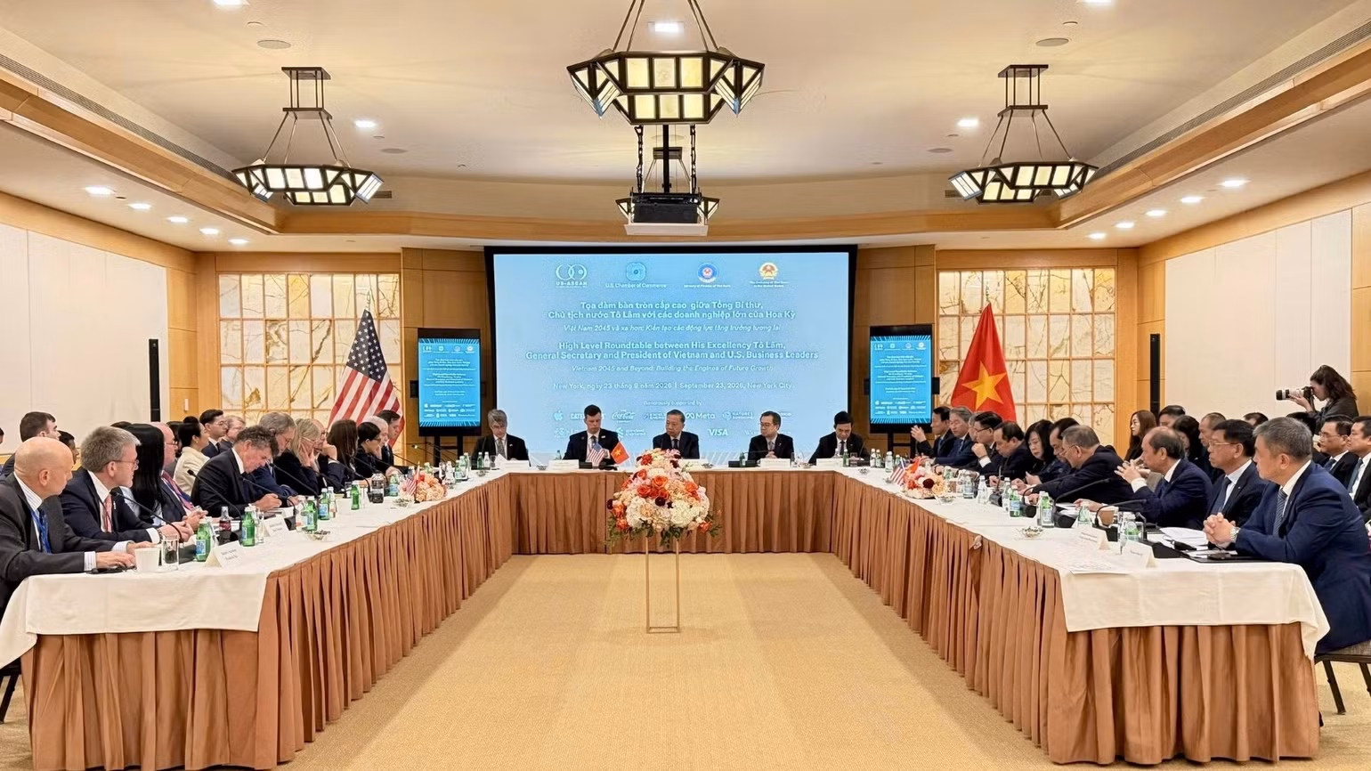 3-ong-le-truong-giang-thanh-vien-hdqt-vietnam-airlines-thu-nhat-tu-phai-qua-du-toa-dam-ban-tron-cap-cao-voi-cac-doanh-nghiep-lon-cua-hoa-ky-516.jpg