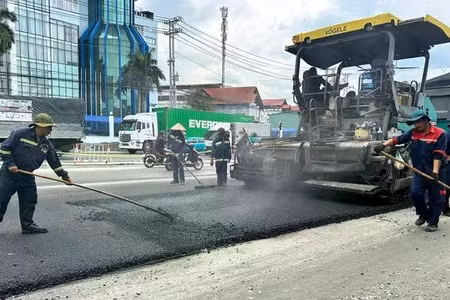 Các đơn vị thi công dự án nâng cấp, mở rộng quốc lộ 13, đoạn qua phường Bình Hòa. (Ảnh: XUÂN TRUNG)