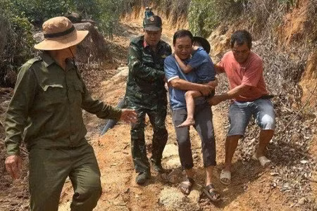 Các lực lượng chức năng đưa cháu K xuống núi, về với gia đình. (Ảnh: CTV)