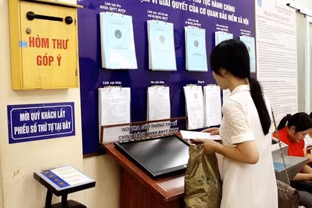 Người dân lấy số thực hiện các thủ tục chuyển đổi Bảo hiểm Y tế tại các trụ sở phường/xã. Nguồn: CAND