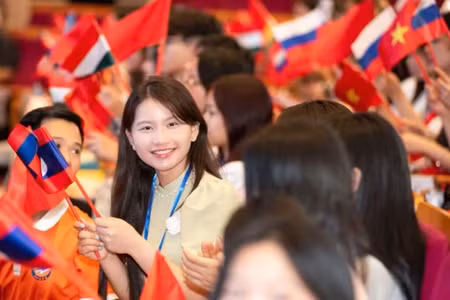 Các bạn trẻ tham gia chương trình. Ảnh: MINH DUY