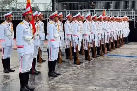 Khối tiêu binh tập dượt trên sân khấu chính của Tổ quốc trong tim 2