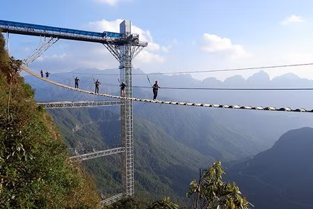 Du khách tham gia hoạt động trải nghiệm tại khu du lịch Rồng Mây.