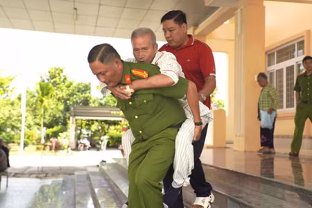 Cán bộ, chiến sĩ Công an tỉnh Cà Mau tích cực hỗ trợ thân nhân Liệt sĩ chưa xác định được danh tính trong buổi thu nhận mẫu ADN.