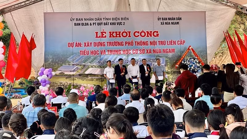 Đại diện lãnh đạo Ban Quản lý dự án và phát triển quỹ đất khu vực 2, lãnh đạo xã Núa Ngam trao quà, cảm ơn 3 gia đình đã tự nguyện hiến đất góp phần vào mặt bằng để xây dựng Trường liên cấp xã Núa Ngam.